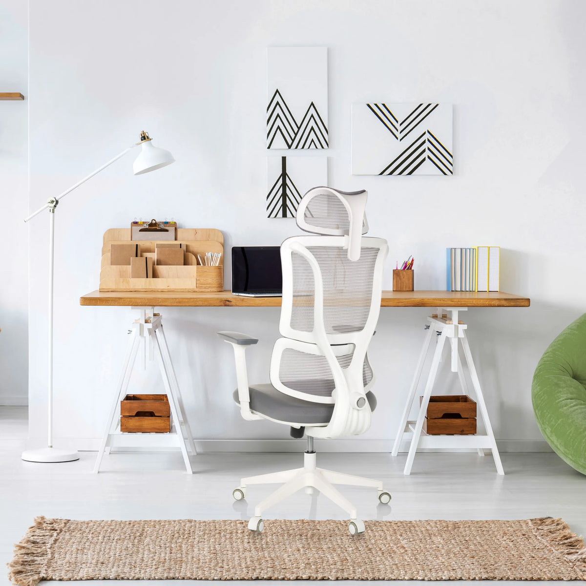Siège de bureau de qualité professionnelle ERGOMY W en gris avec cadre blanc et dossier en maille à un bureau de MyBuero