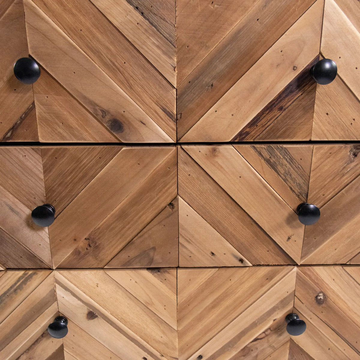 Façades en bois avec motif à chevrons et boutons noirs du Buffet SANTJAGO BLACK SUN L de hjh LIVING