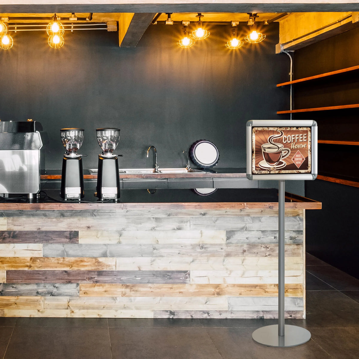 Support d'affiche argenté AGENDA I avec panneau Coffee House dans une cafétéria de hjh OFFICE