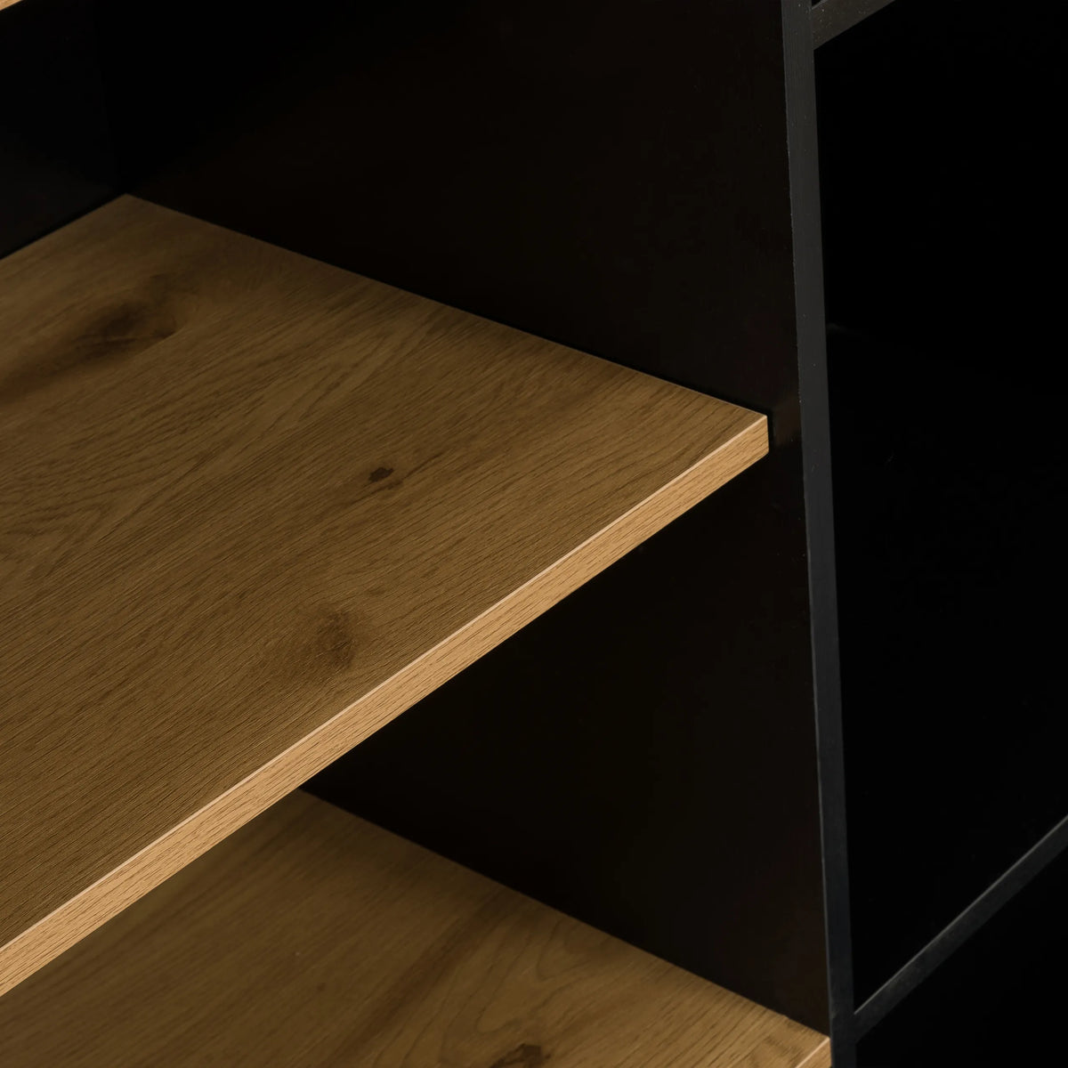 Étagère aspect chêne dans l'Armoire de bureau noire AMIO H de hjh LIVING