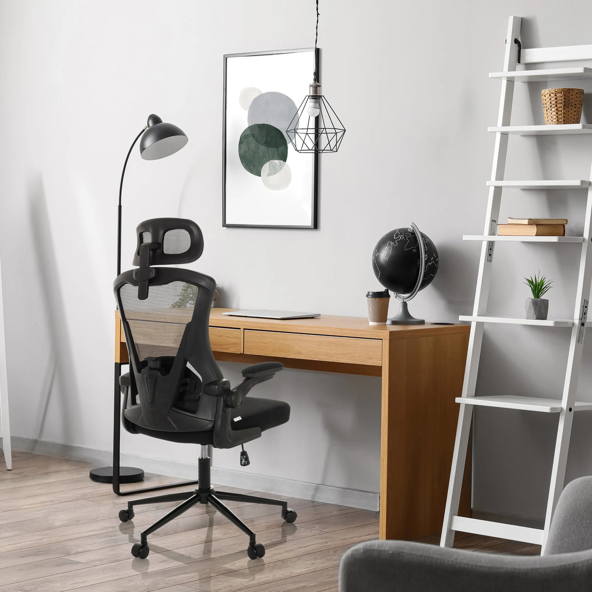 Siège de bureau de qualité professionnelle ARIGANO noir avec dossier en maille et appuie-tête à un bureau de hjh OFFICE