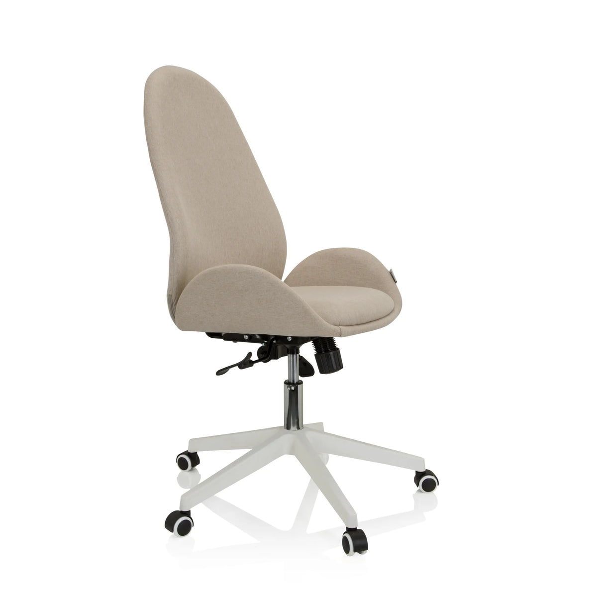 Siège de bureau à domicile AVEA I beige avec accoudoirs et base blanche à cinq roulettes de hjh OFFICE – vue à 360° (vue de trois quarts avant 60°)
