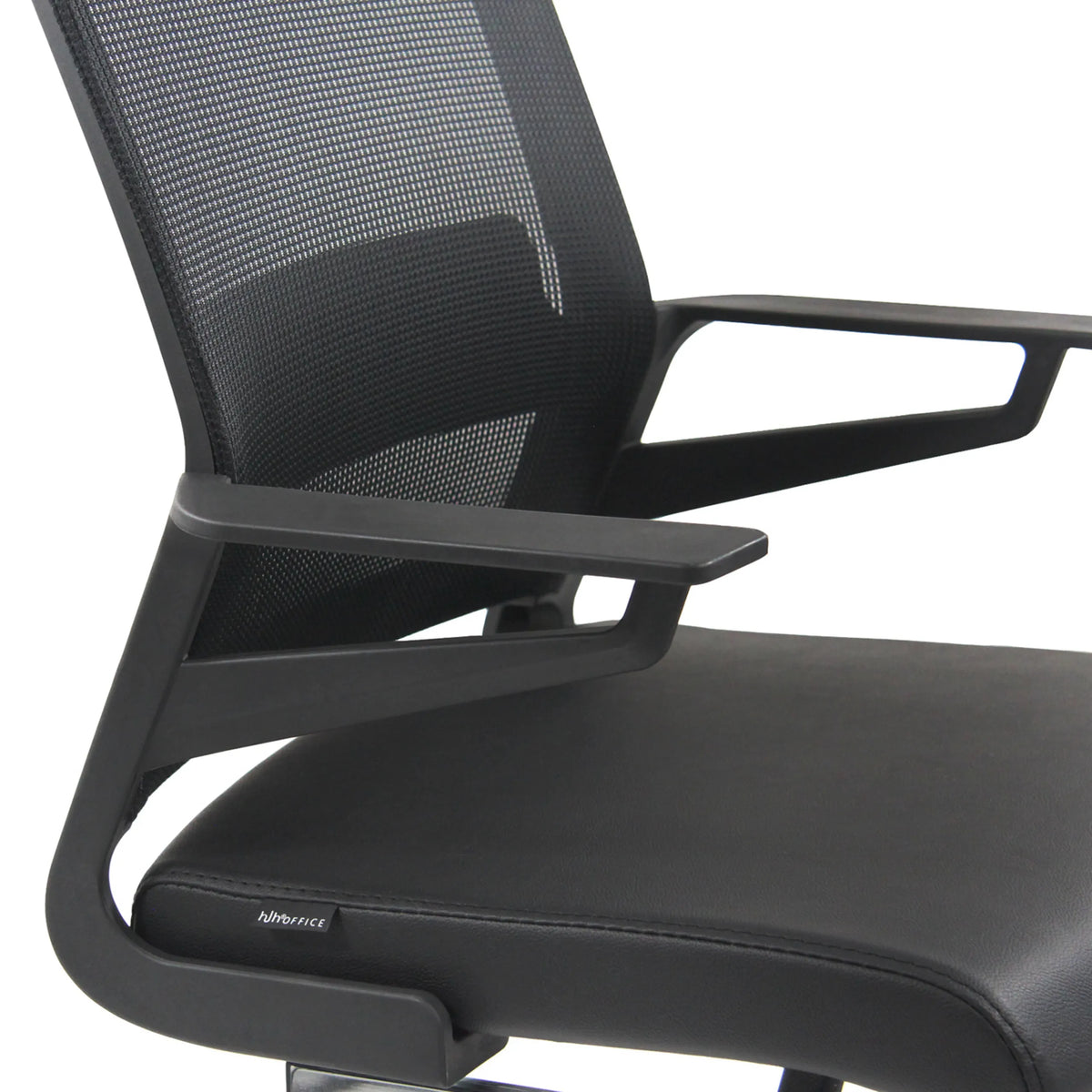 Accoudoir et assise de la chaise cantilever INVENTOR V PRO en noir avec dossier en maille de hjh OFFICE