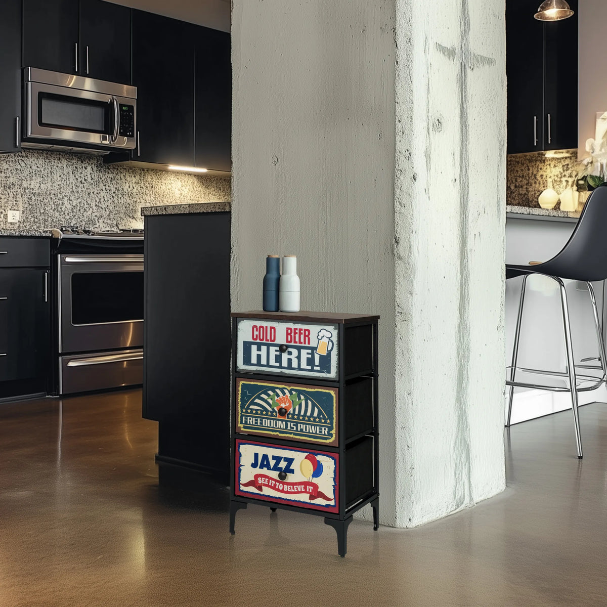 Commode AMERIKO S avec trois tiroirs et motifs rétro sur le devant de hjh LIVING