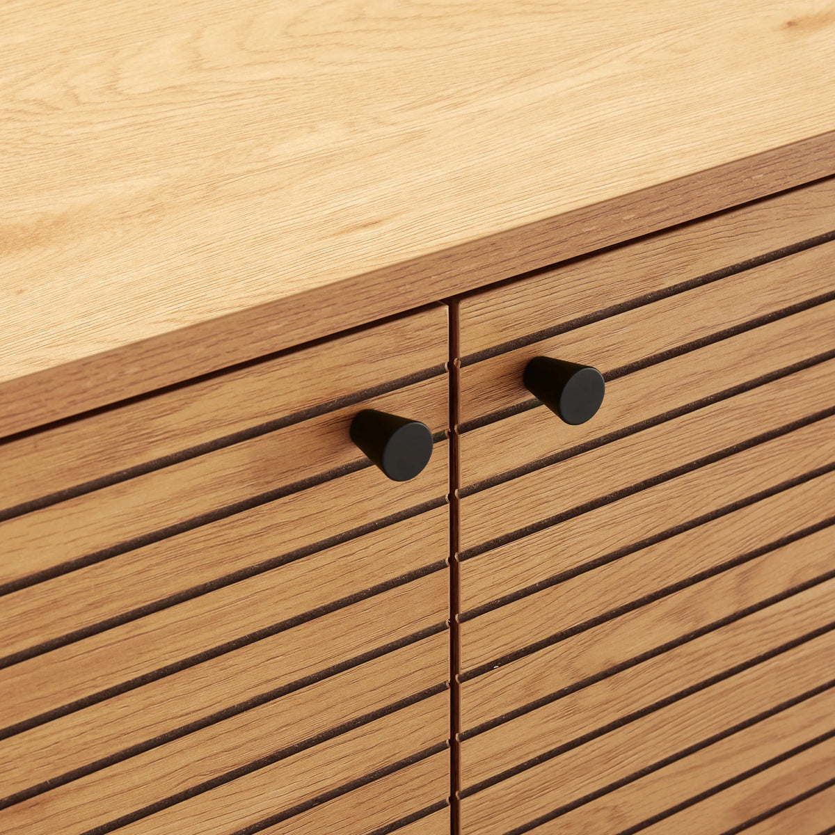 Façades zinguées avec boutons noirs du buffet LINNO S en chêne de hjh LIVING