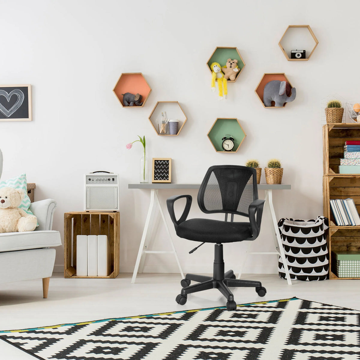 Chaise pivotante pour enfants KIDDY CD noire avec dossier en maille et accoudoirs dans une chambre d'enfant de hjh OFFICE