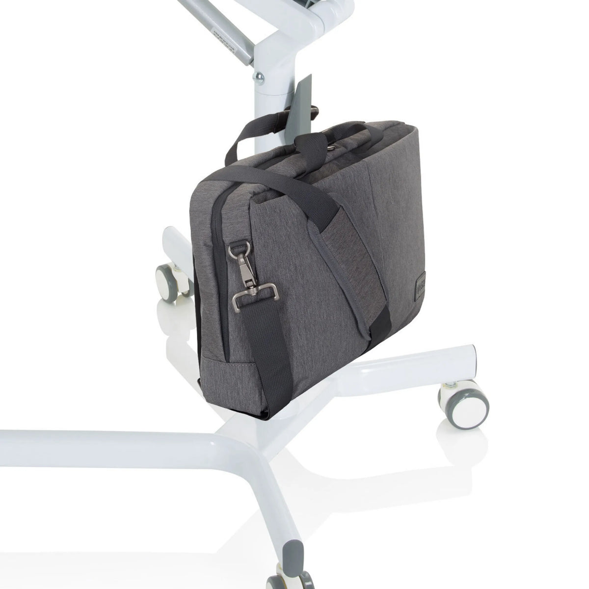 Housse d'ordinateur portable grise avec bandoulière sur le cadre du bureau assis-debout STAND VM-SU I de hjh OFFICE