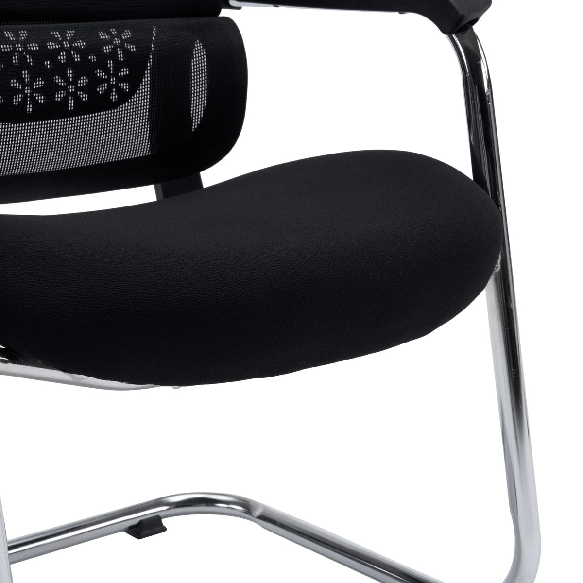 Assise noire et piètement chromé de la chaise cantilever Ergomy Meet de hjh OFFICE