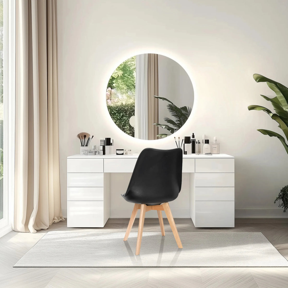 Chaise à coque SCANDI 4 en noir avec quatre pieds en bois clair devant une coiffeuse de hjh OFFICE