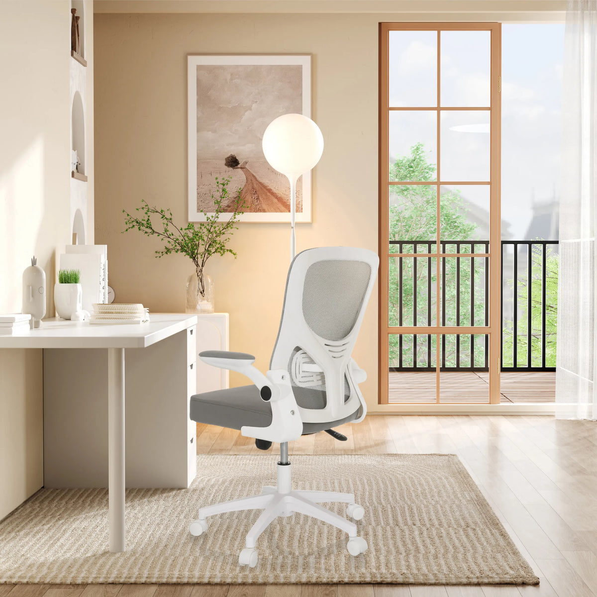 Siège de bureau à domicile BELIO W gris avec dossier en maille et accoudoirs blancs dans une pièce lumineuse de hjh OFFICE