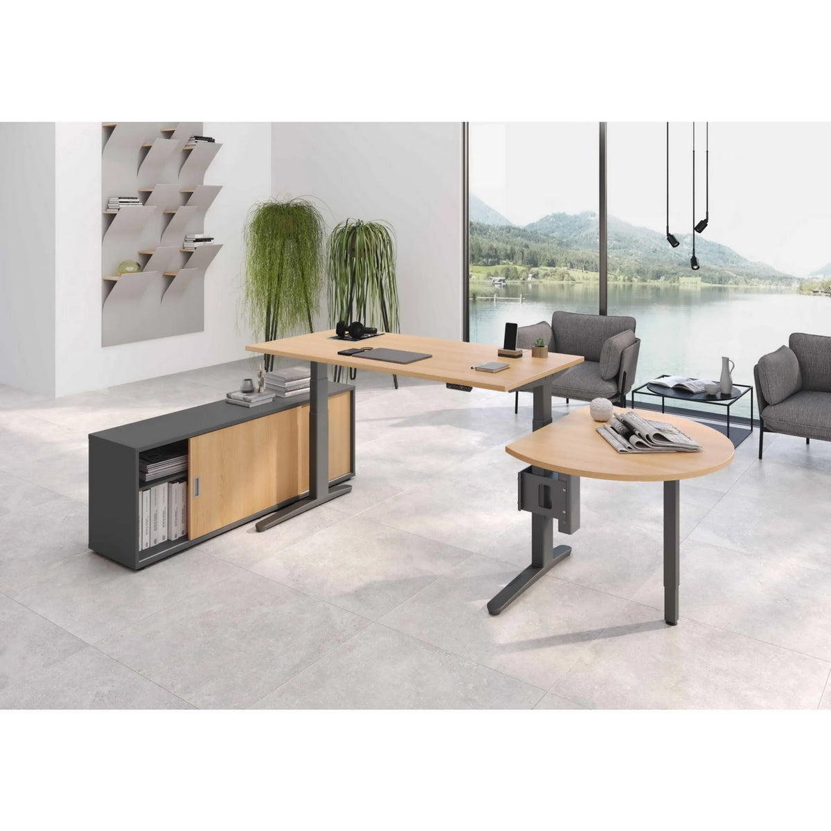 Elektrisch höhenverstellbarer Schreibtisch XBHM 19 GG in Asteiche mit integriertem Sideboard von hjh OFFICE PRO
