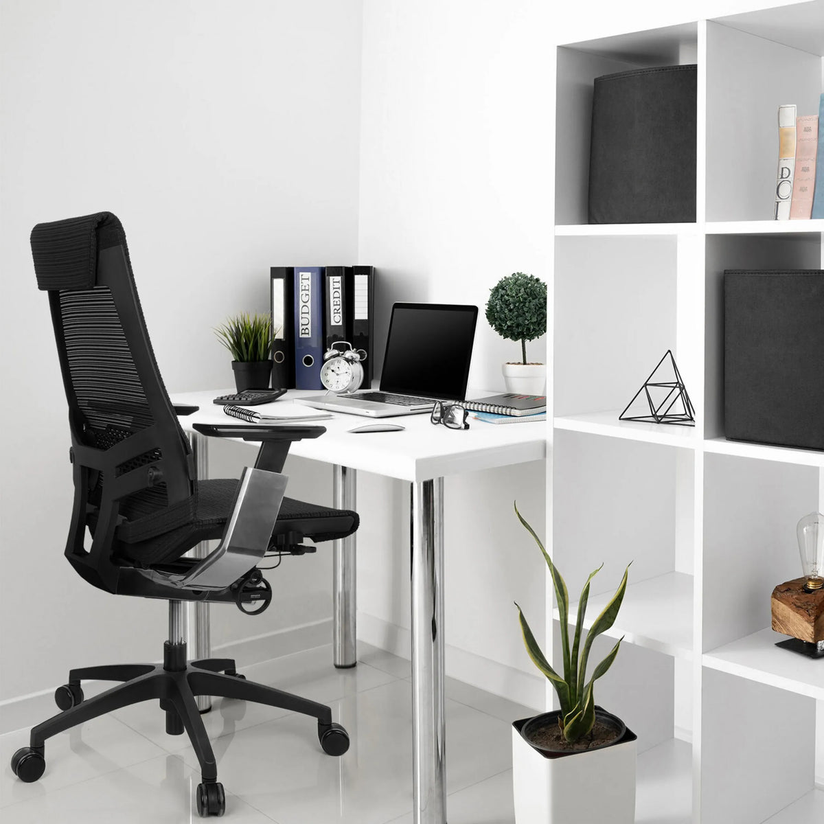 Siège de bureau de qualité professionnelle GENIDIA SMART BLACK CM noir avec dossier en maille et structure chromée de hjh OFFICE