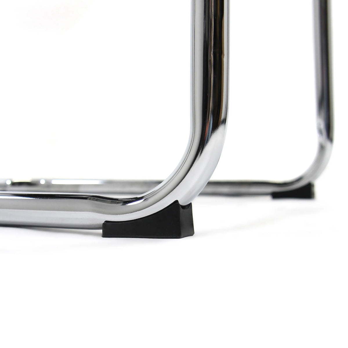 Patin de sol noir sur la structure chromée des Chaises cantilever BRETON V W de hjh OFFICE