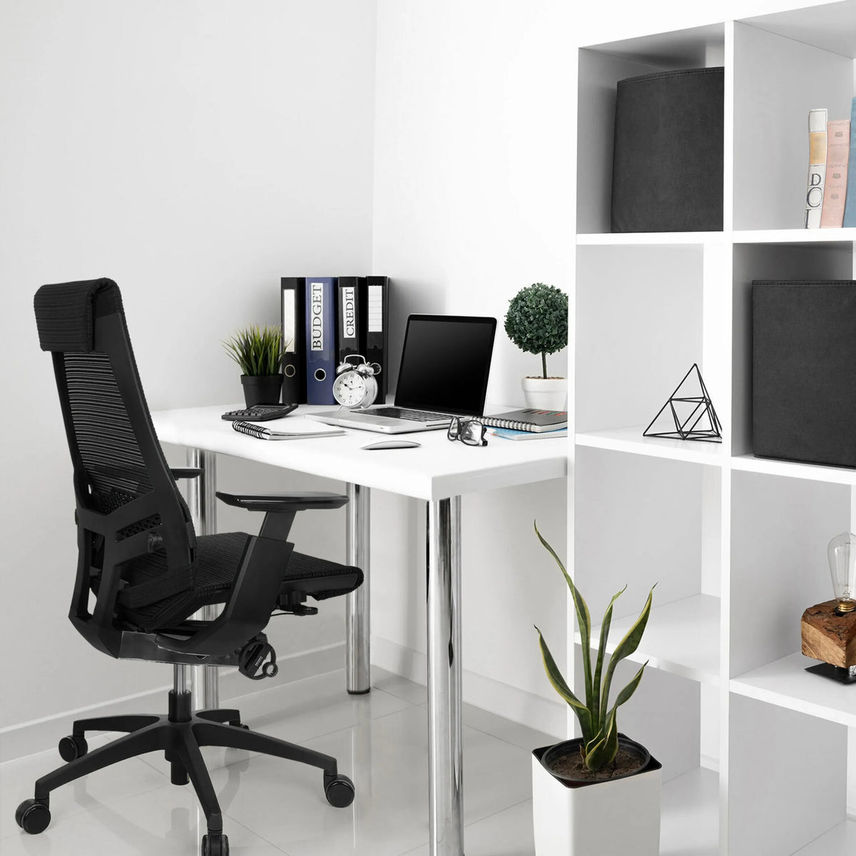 Schwarzer Profi-Bürostuhl GENIDIA SMART BLACK mit Netzrückenlehne und Armlehnen von hjh OFFICE
