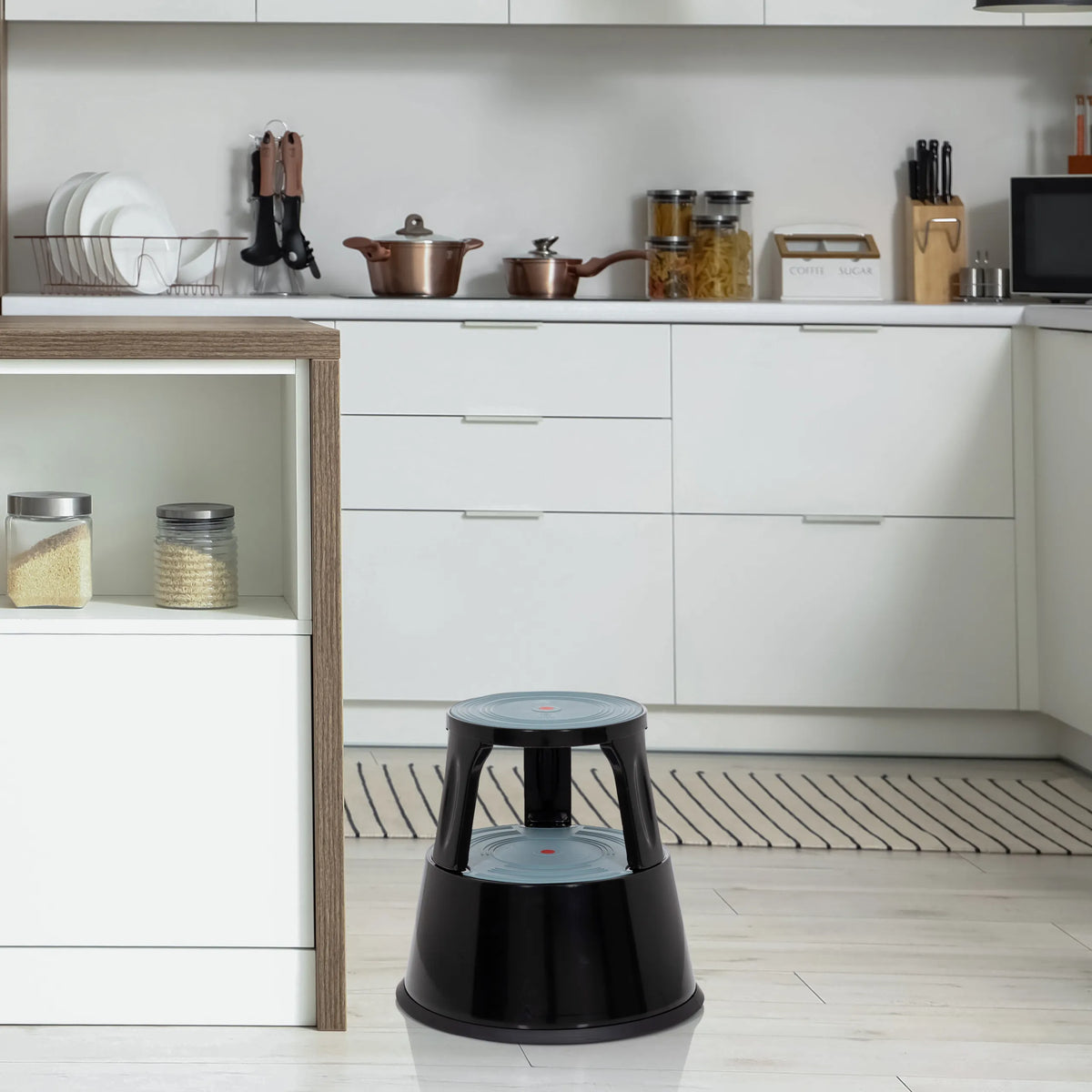 Tabouret marchepied TIO-M II noir à deux marches dans une cuisine de hjh OFFICE