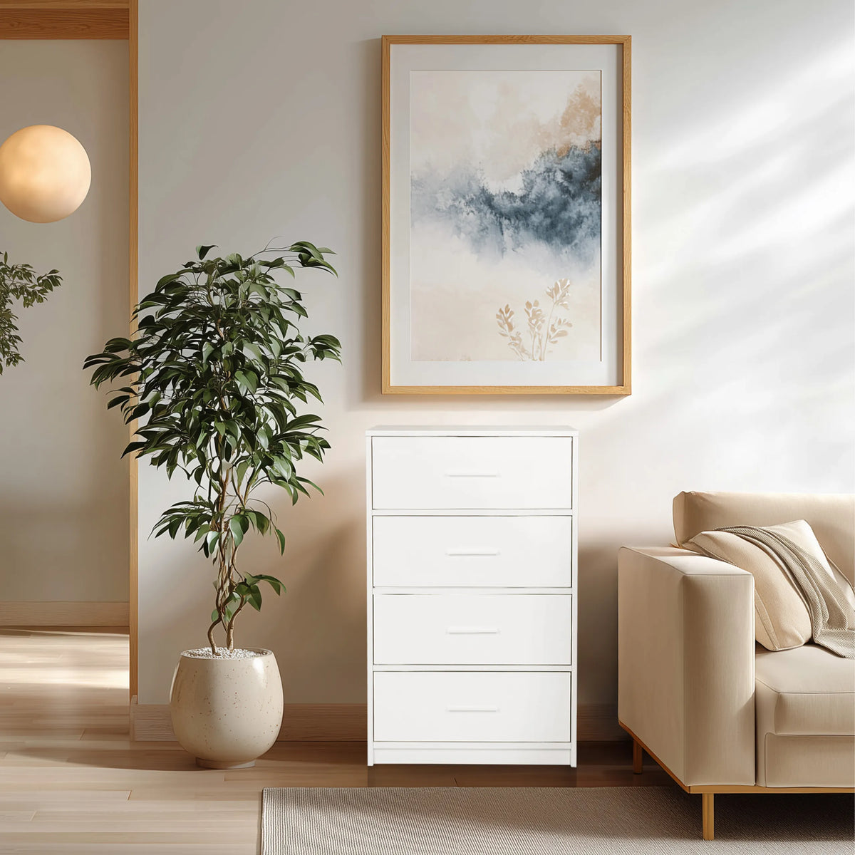 Commode blanche ESTORIA à quatre tiroirs dans une pièce de séjour lumineuse de hjh LIVING