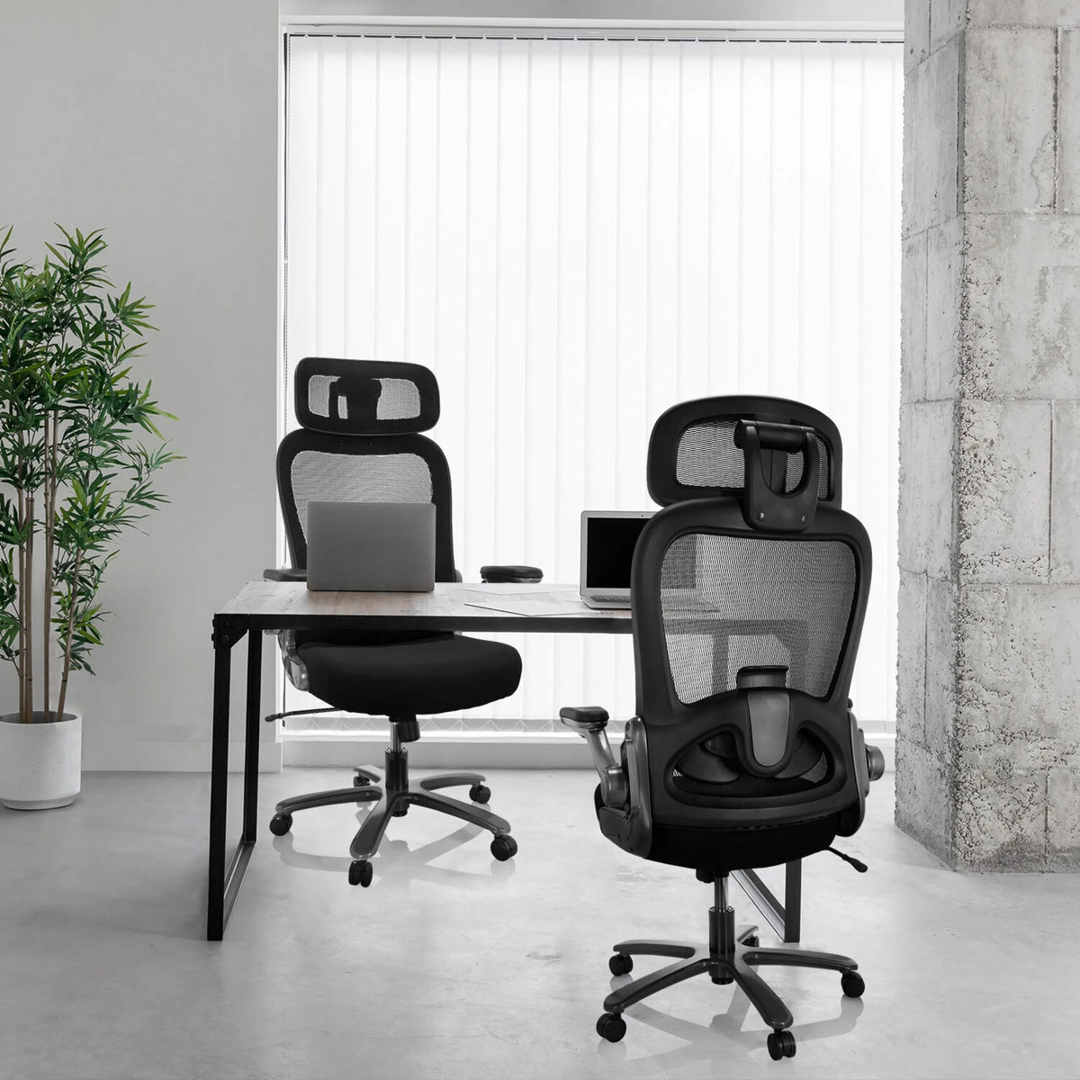 Deux sièges pivotants XXL INSTRUCTOR T I PRO avec dossier en maille et revêtement en tissu noir à un bureau de hjh OFFICE