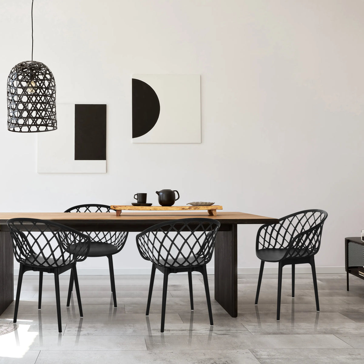 Vier schwarze Schalenstühle BEGIO B mit netzartiger Rückenlehne an einem Esstisch von hjh OFFICE
