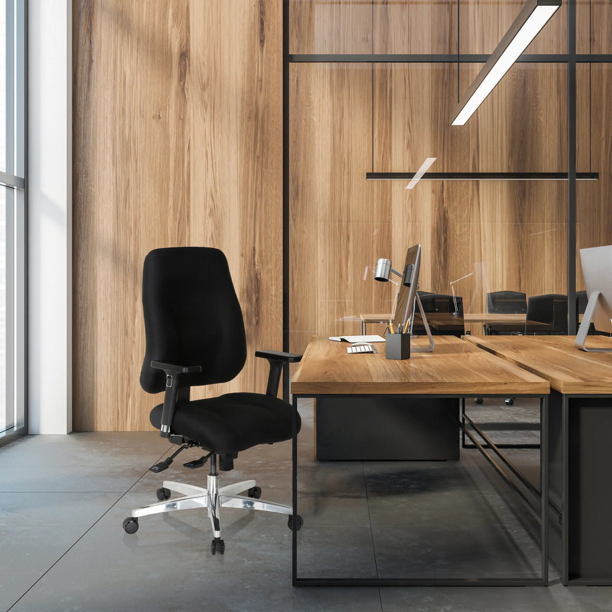 Siège de bureau de qualité professionnelle ZENIT COMFORT noir avec accoudoirs et roulettes à un bureau de hjh OFFICE