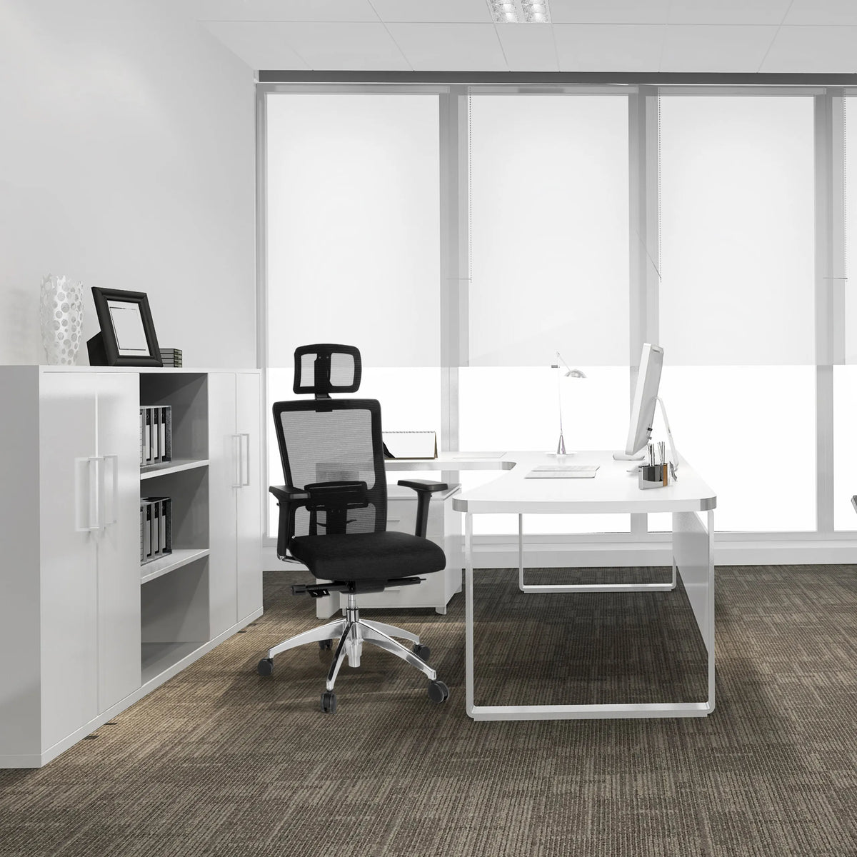 Siège de bureau de qualité professionnelle ASTRA LUX noir avec dossier en maille et appui-tête de hjh OFFICE