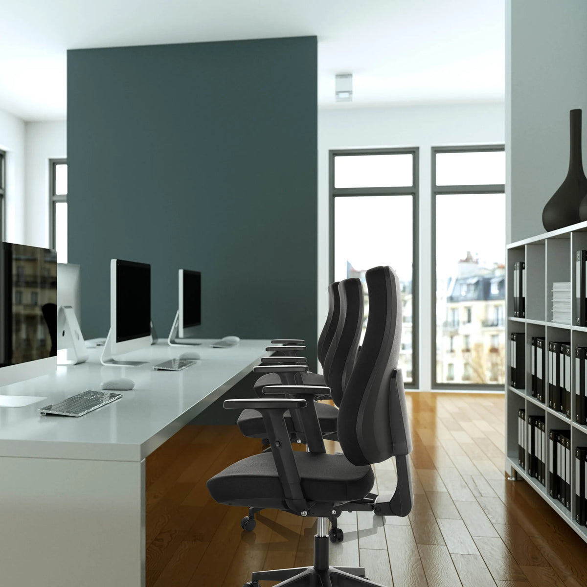 Siège de bureau de qualité professionnelle MATHES en noir alignés devant un bureau blanc dans un bureau moderne de hjh OFFICE