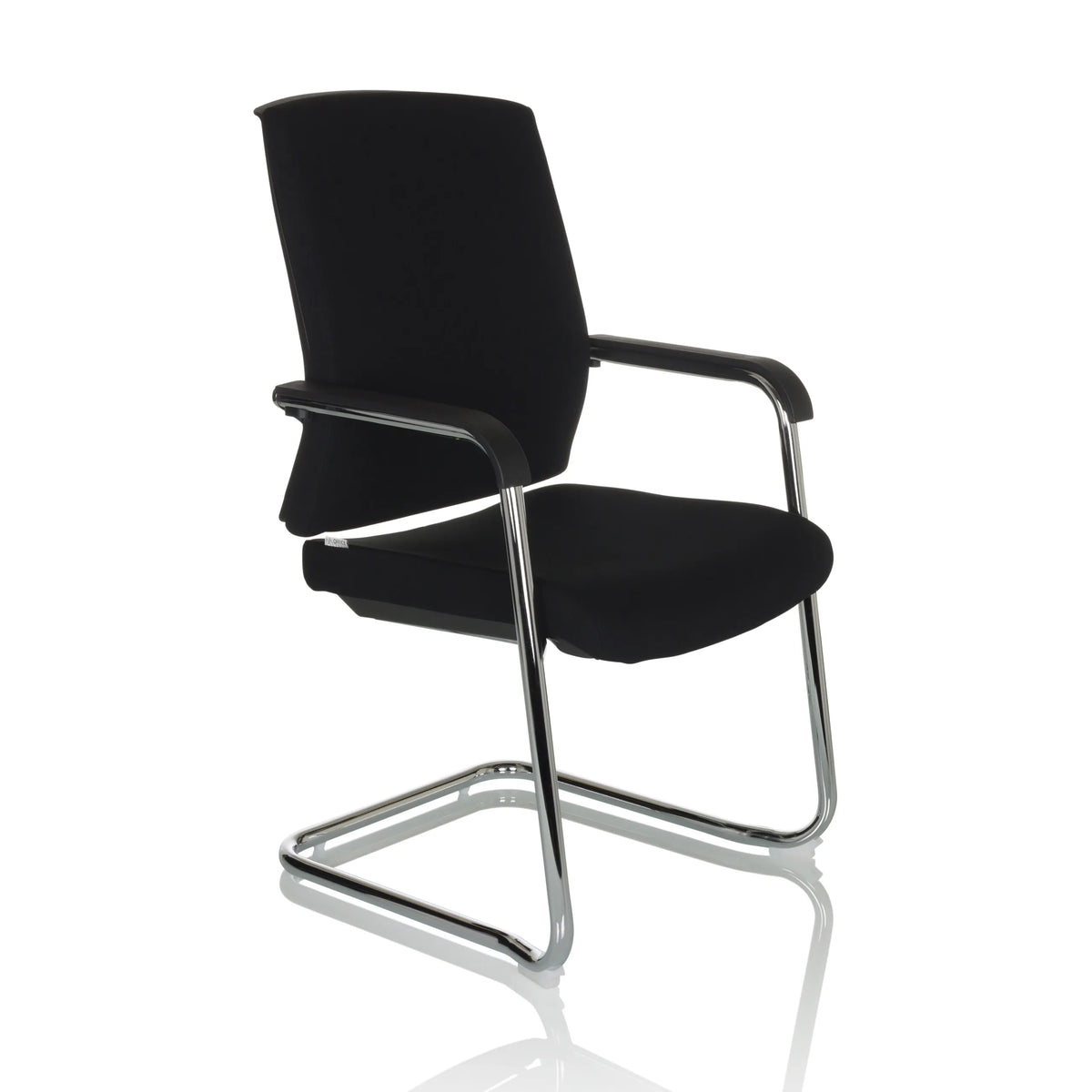Chaises cantilever LEVIA VP noires avec accoudoirs et structure chromée de hjh OFFICE – vue à 360° (vue de trois quarts avant 45°)