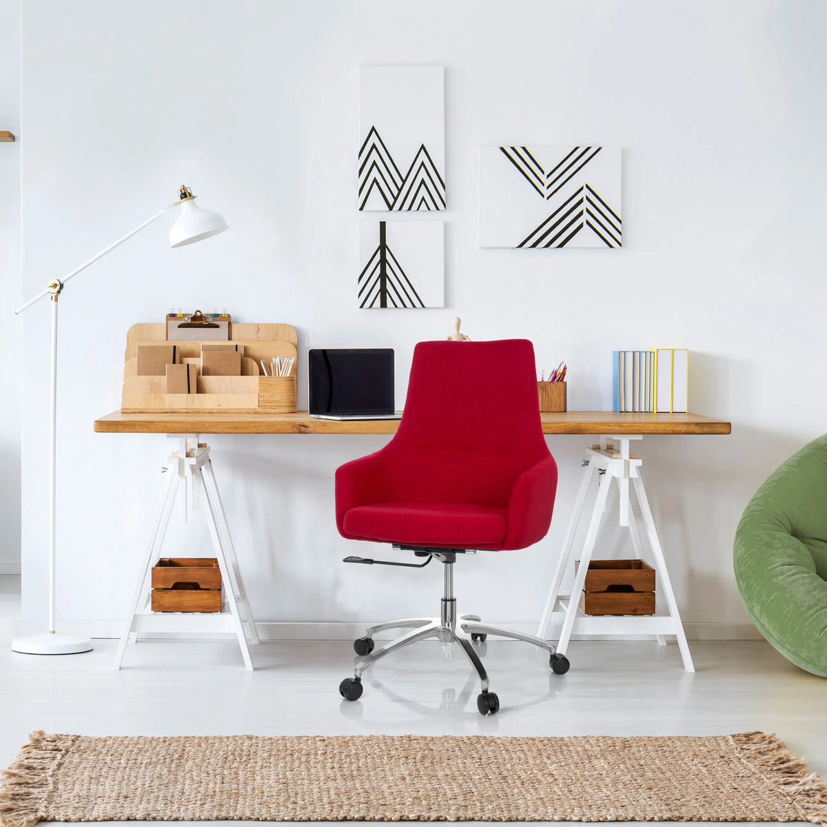 Siège de bureau à domicile SHAKE 100 rouge avec pied en étoile et roulettes devant un bureau de hjh OFFICE