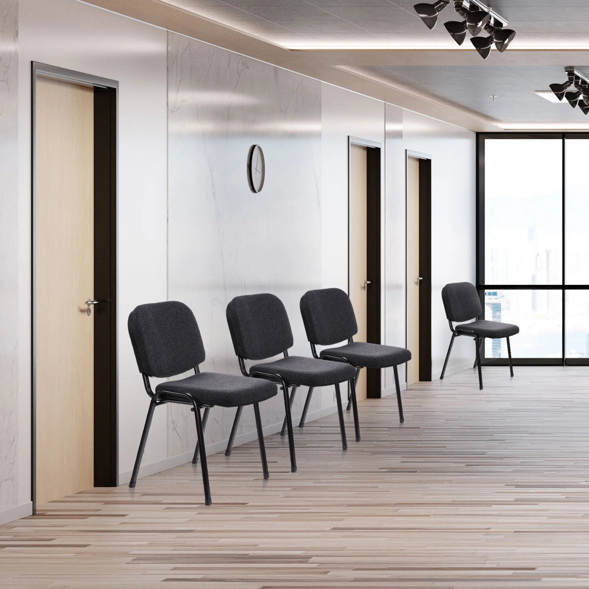 Chaises à quatre pieds XT 600 SW en anthracite avec piètements noirs dans un couloir de hjh OFFICE