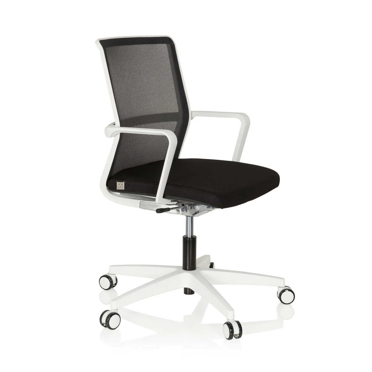 Siège de bureau de qualité professionnelle MOVE-TEC NET 3D W noir et blanc avec dossier en maille et base blanche à cinq roulettes de hjh OFFICE – vue à 360° (vue de trois quarts avant 60°)