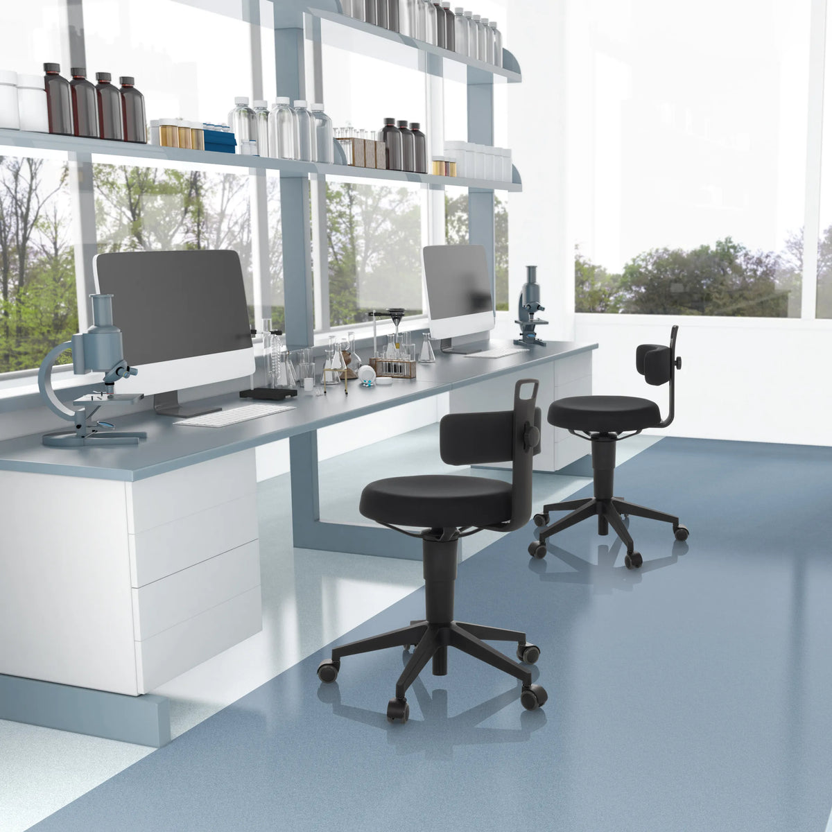 Deux tabourets pivotants TOP WORK FLEX noirs avec revêtement en tissu à une table de laboratoire de hjh OFFICE