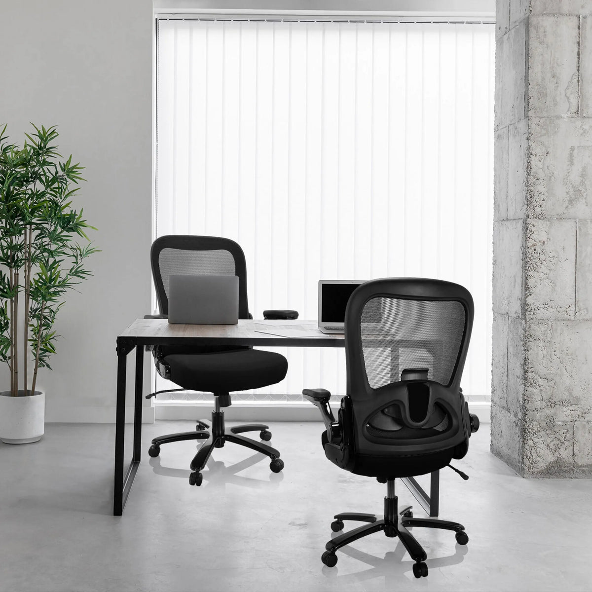 Deux sièges pivotants XXL INSTRUCTOR SW I noirs avec dossier en maille à un bureau de hjh OFFICE