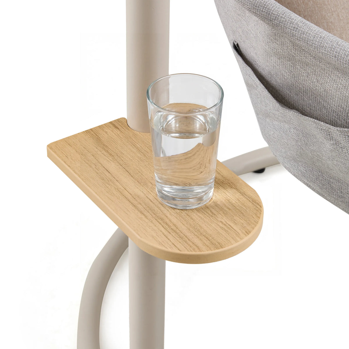 Compartiment de rangement intégré aspect bois avec un verre d'eau sur le Fauteuil suspendu Skylo de hjh LIVING