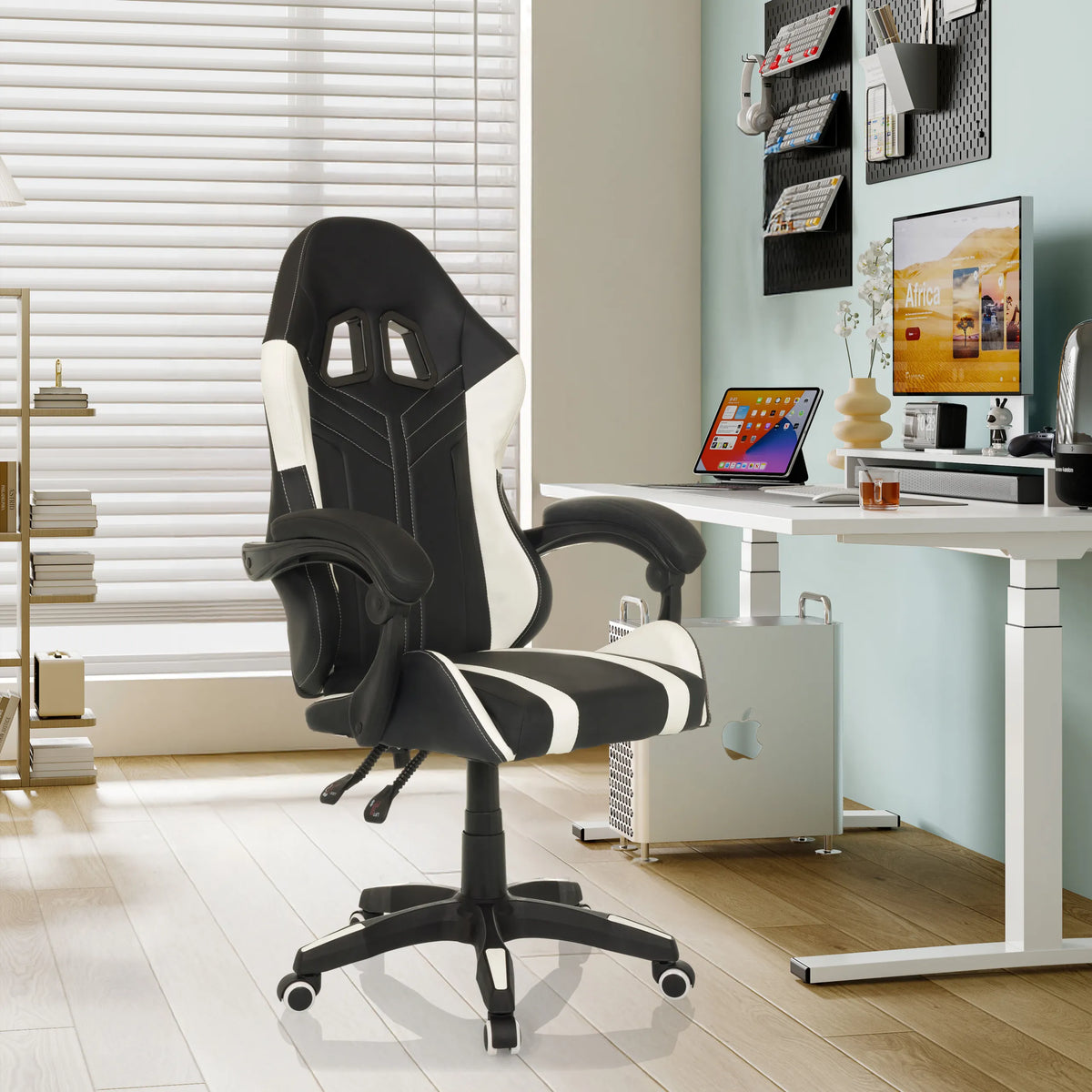Gamingstuhl GAMEBREAKER W02 in Schwarz und Weiß mit Armlehnen und Rollen in einem modernen Homeoffice von MyBuero