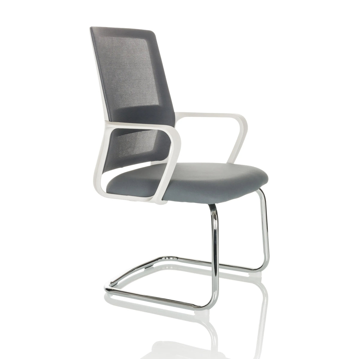 Chaise cantilever VISITER W grise avec dossier en maille, accoudoirs et structure chromée de hjh OFFICE – vue à 360° (vue de trois quarts avant 60°)