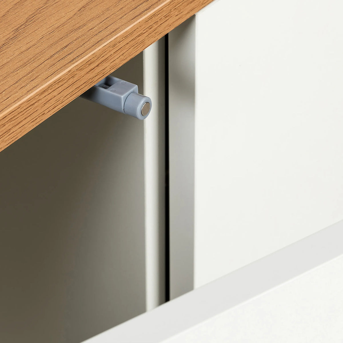 Butée de porte grise sur le plateau couleur chêne du Buffet KELO S de hjh LIVING