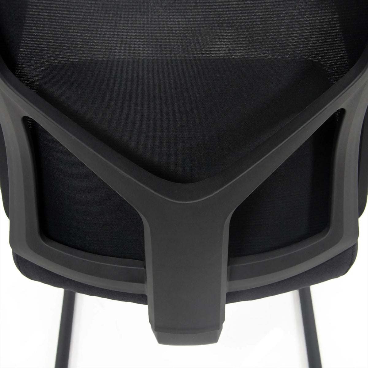 Arrière du cadre en plastique noir de la Chaises cantilever BRETON V B avec revêtement en maille de hjh OFFICE