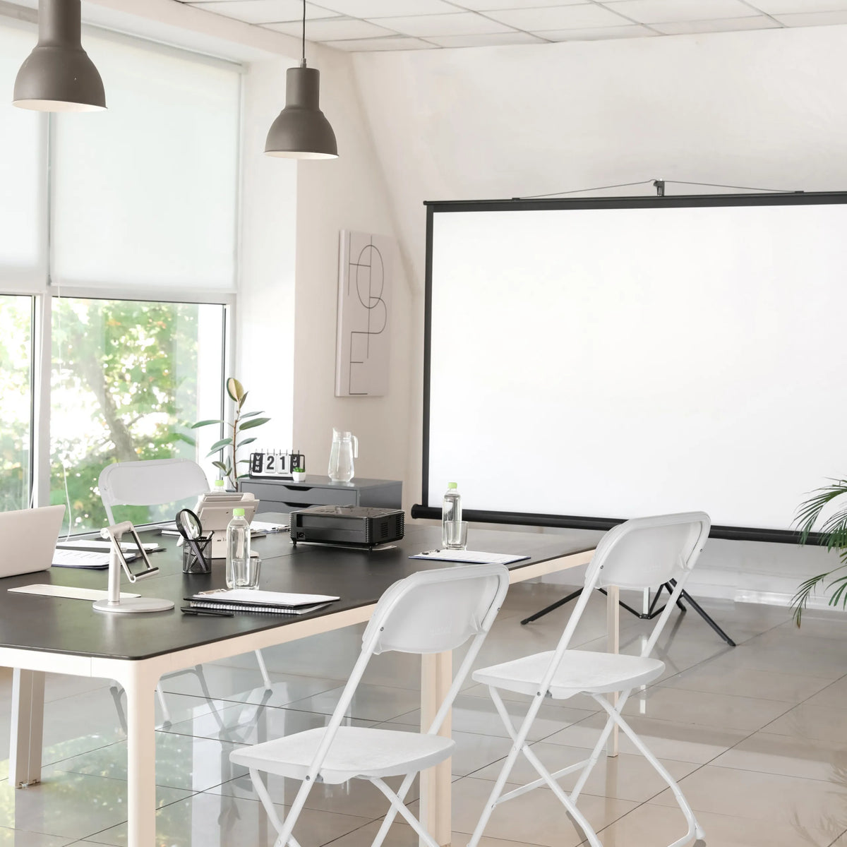 Chaises d'extérieur blanches TUDELA XXL W dans une salle de conférence lumineuse de hjh OFFICE