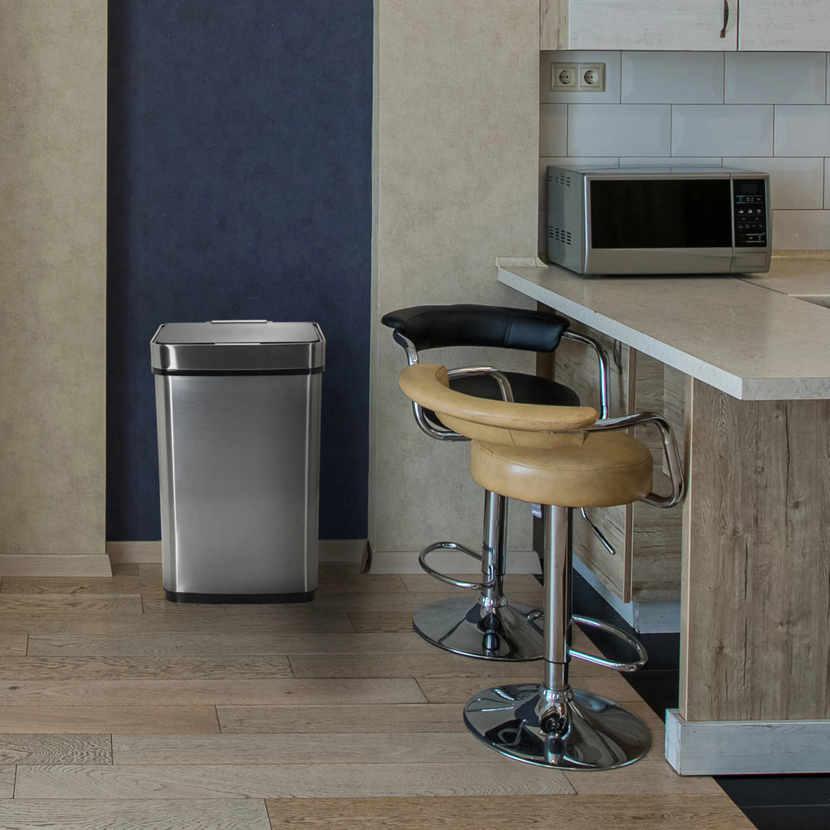 Silberner Sensor-Mülleimer CLEAN IV mit 60 Litern Fassungsvermögen in einer Küche von hjh OFFICE