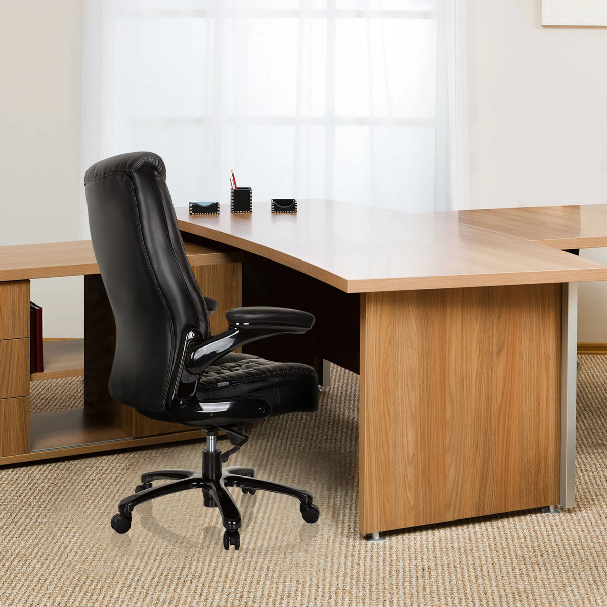 Siège pivotant XXL INSTRUCTOR III noir en cuir à un bureau de hjh OFFICE