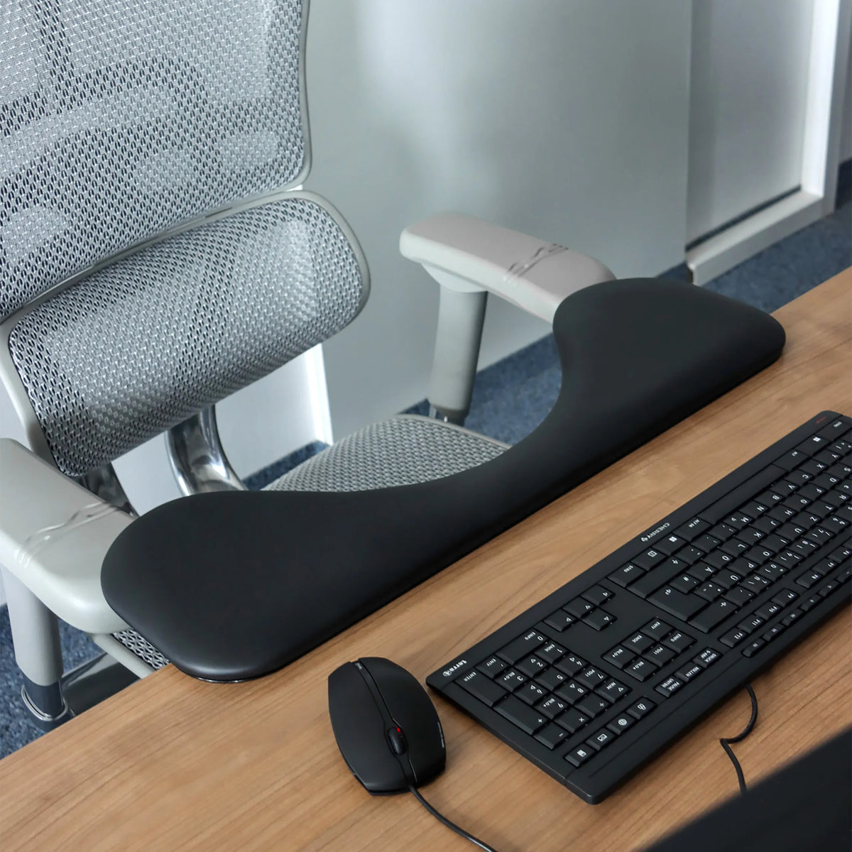 Accoudoir RELEX RT2 noir sur un bureau à côté d'un clavier et d'une souris d'ordinateur de hjh OFFICE