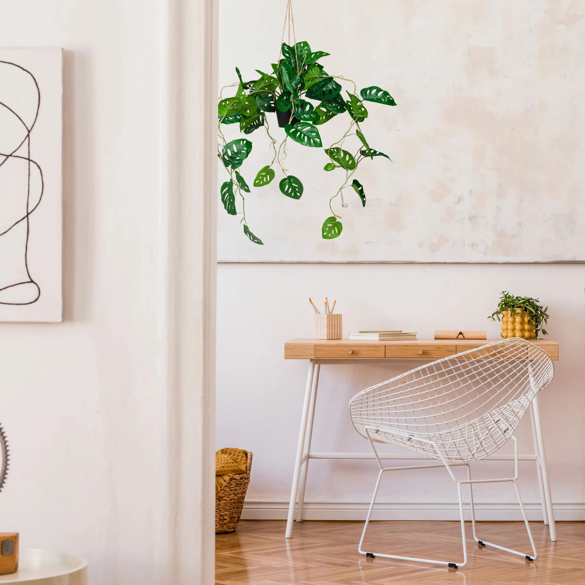 Grüne Kunstpflanze MONSTERA CLIMB in einem hängenden Topf von hjh OFFICE