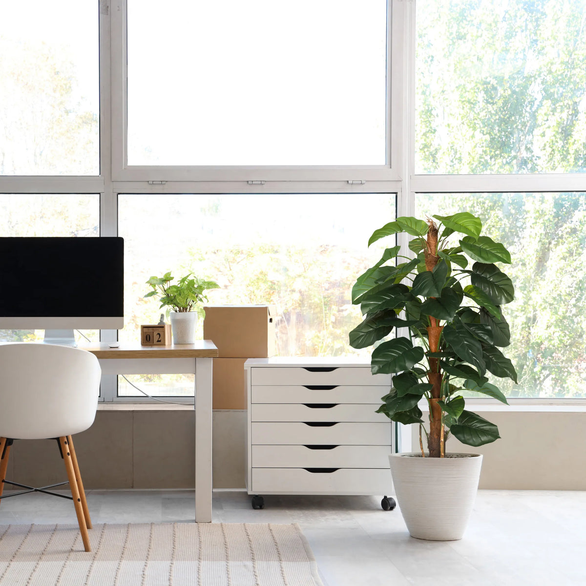 Plante artificielle EPIPREMNUM en vert avec un cache-pot blanc dans une pièce lumineuse de hjh OFFICE
