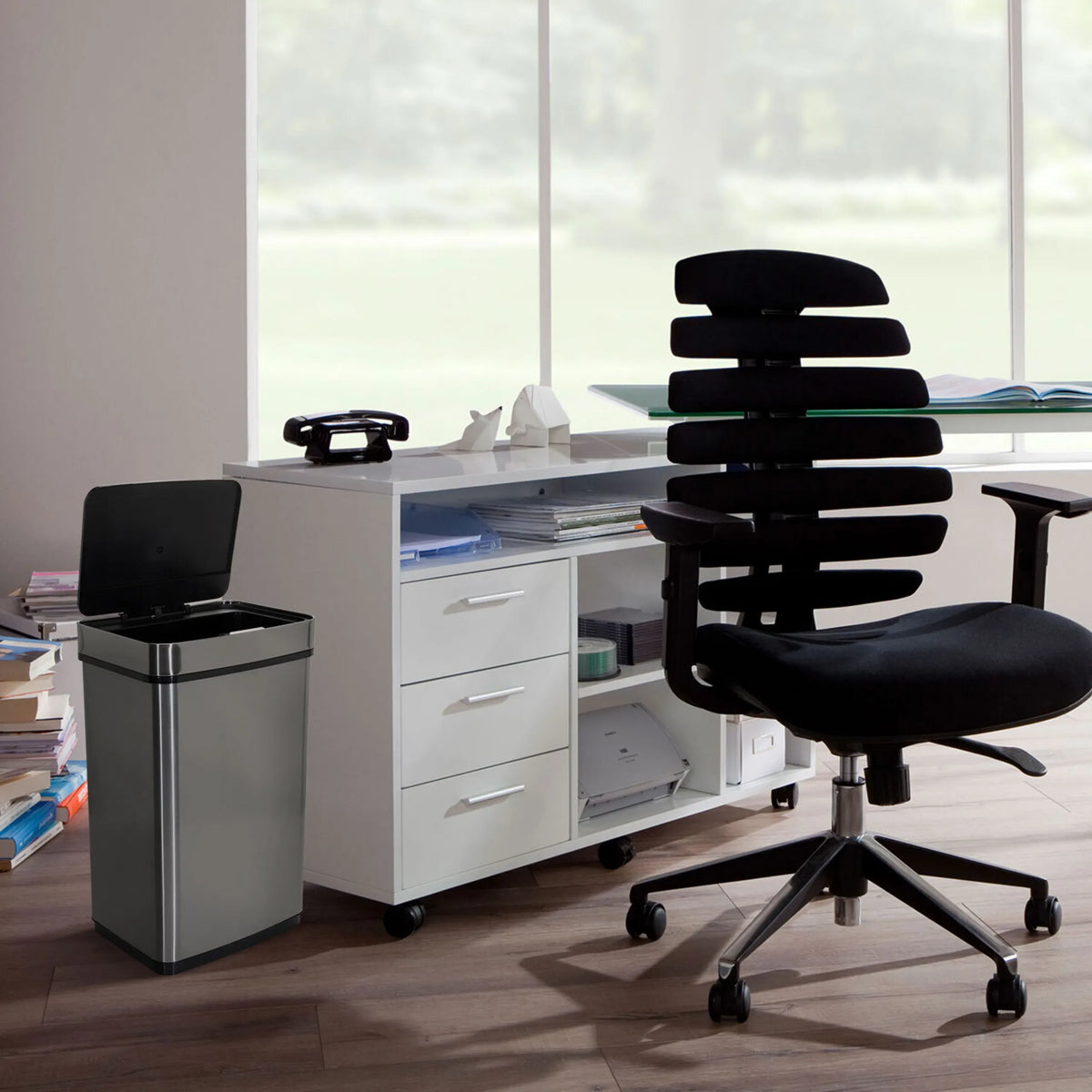 Poubelle à capteur CLEAN IV argentée d'une capacité de 60 litres avec couvercle ouvert de hjh OFFICE