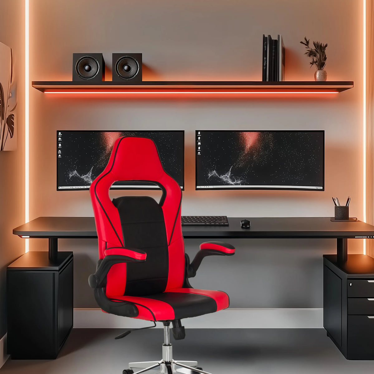 Fauteuil Gamer GAME SPORT PRO en noir et rouge à un bureau avec deux moniteurs de MyBuero