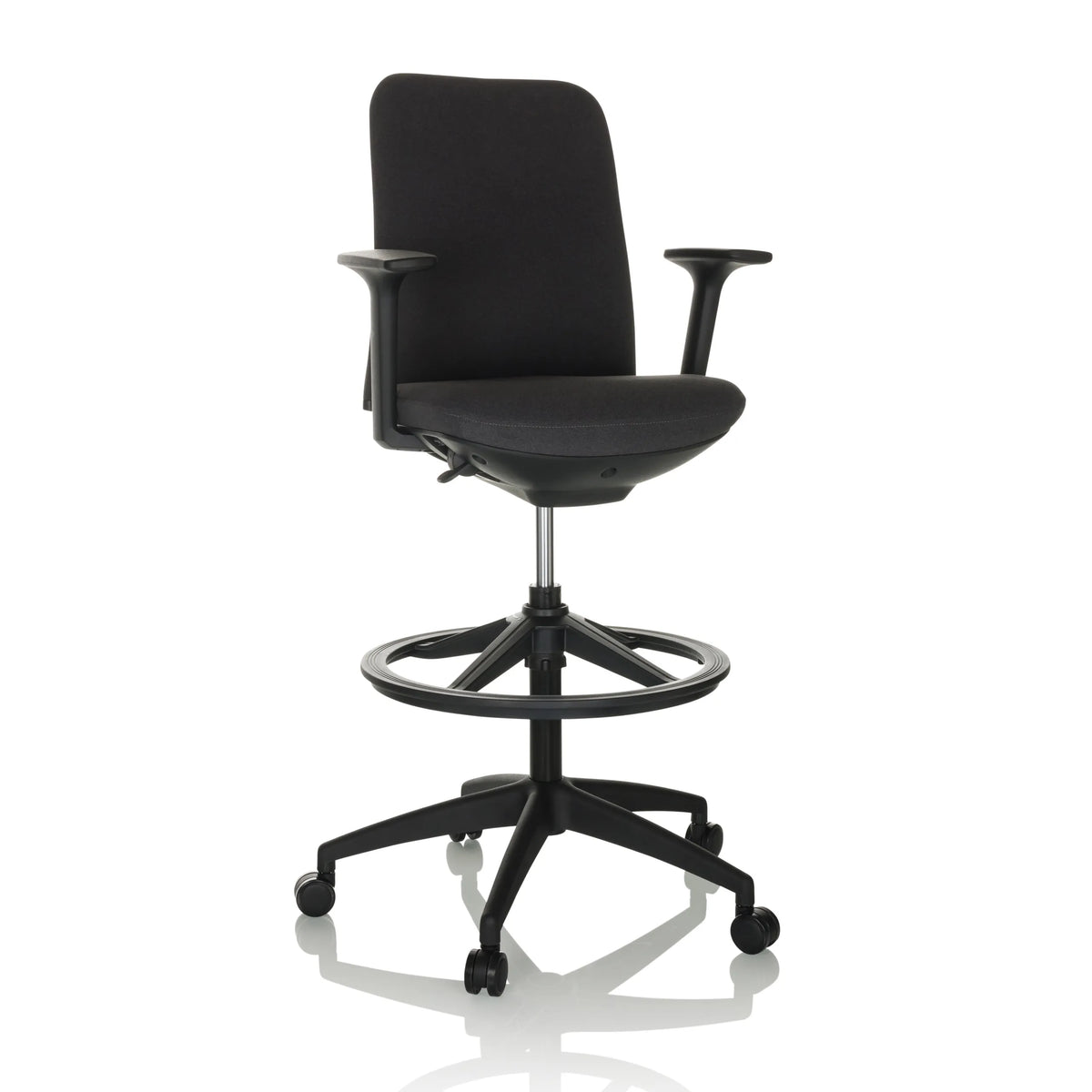 Chaise de comptoir NESTORA WORK noire avec accoudoirs, repose-pieds et piètement à cinq roulettes de hjh OFFICE – vue à 360° (vue de face 15°)