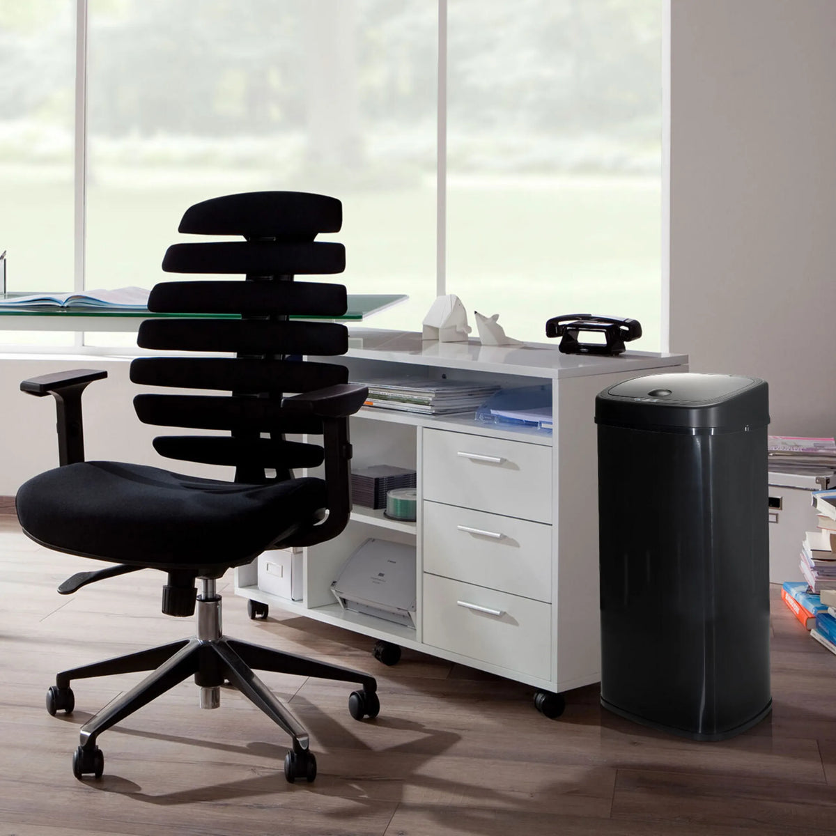 Poubelle à capteur CLEAN VI noire d'une capacité de 68 litres de hjh OFFICE