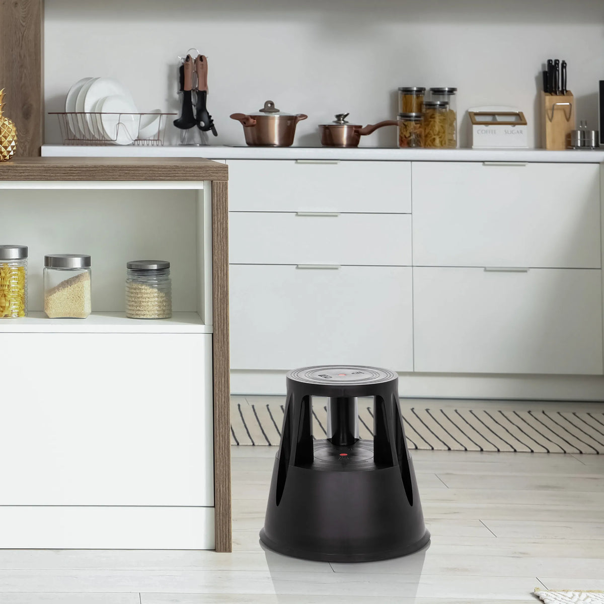 Tabouret marchepied noir TIO-M I avec base ronde dans une cuisine de hjh OFFICE