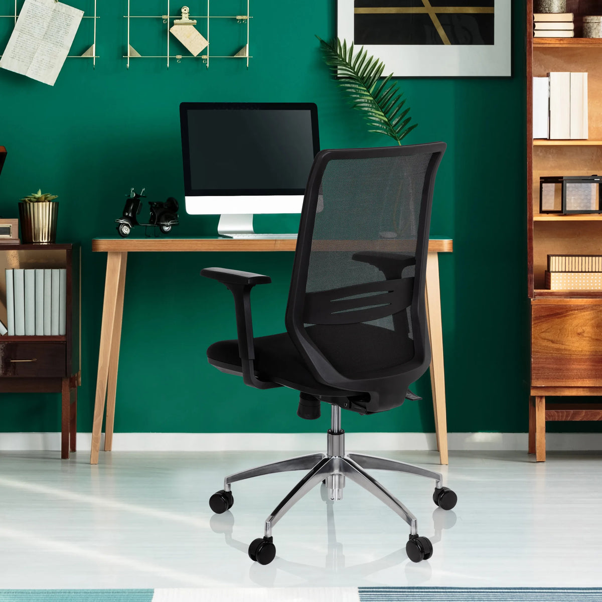 Siège de bureau de qualité professionnelle PROFONDO noir avec dossier en maille et piètement chromé devant un bureau de hjh OFFICE