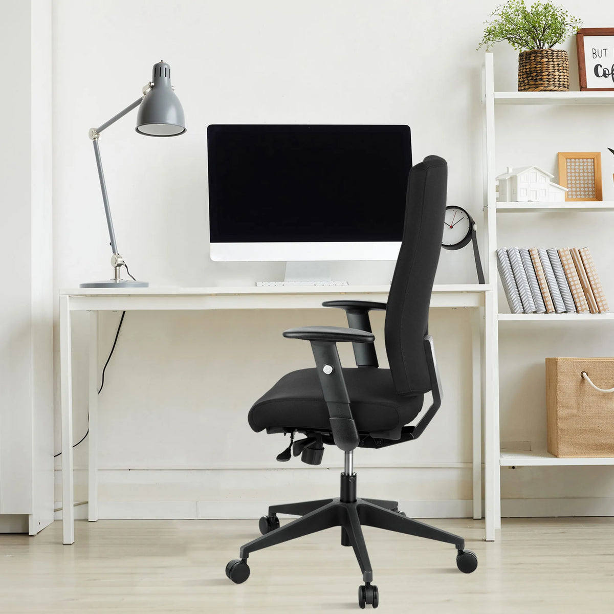 Siège de bureau de qualité professionnelle PRO-TEC 300 noir avec accoudoirs et roulettes à un bureau blanc de hjh OFFICE