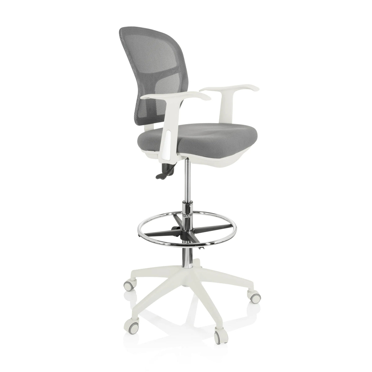 Chaise de comptoir TOP WORK 108 W grise avec dossier en maille, repose-pieds et piètement blanc à cinq roulettes de hjh OFFICE – vue à 360° (vue de trois quarts avant 60°)